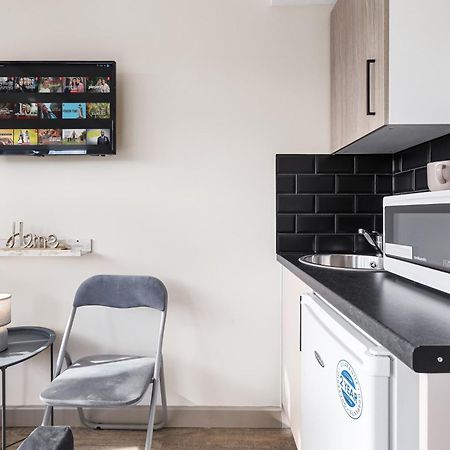 Serviced Ensuite Modern Studio - Sleeps 2 - Near Wembley Stadium - Good Transport Link To Central London - Harrow Ha3 Hatch End 외부 사진