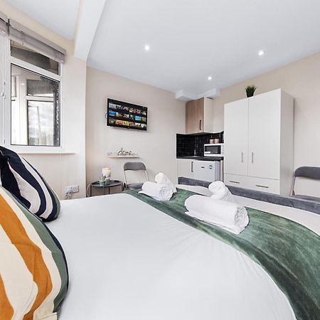 Serviced Ensuite Modern Studio - Sleeps 2 - Near Wembley Stadium - Good Transport Link To Central London - Harrow Ha3 Hatch End 외부 사진