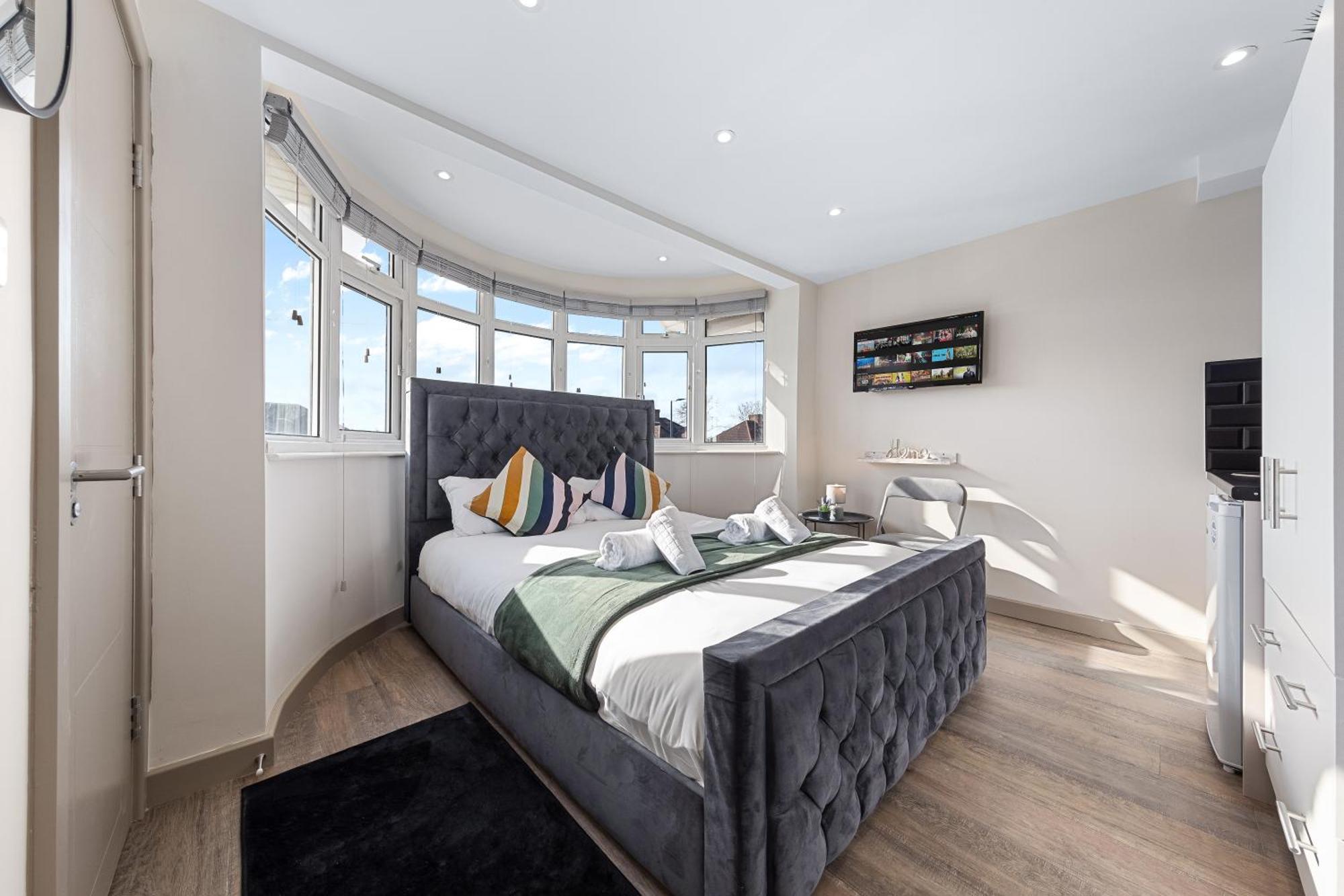 Serviced Ensuite Modern Studio - Sleeps 2 - Near Wembley Stadium - Good Transport Link To Central London - Harrow Ha3 Hatch End 외부 사진