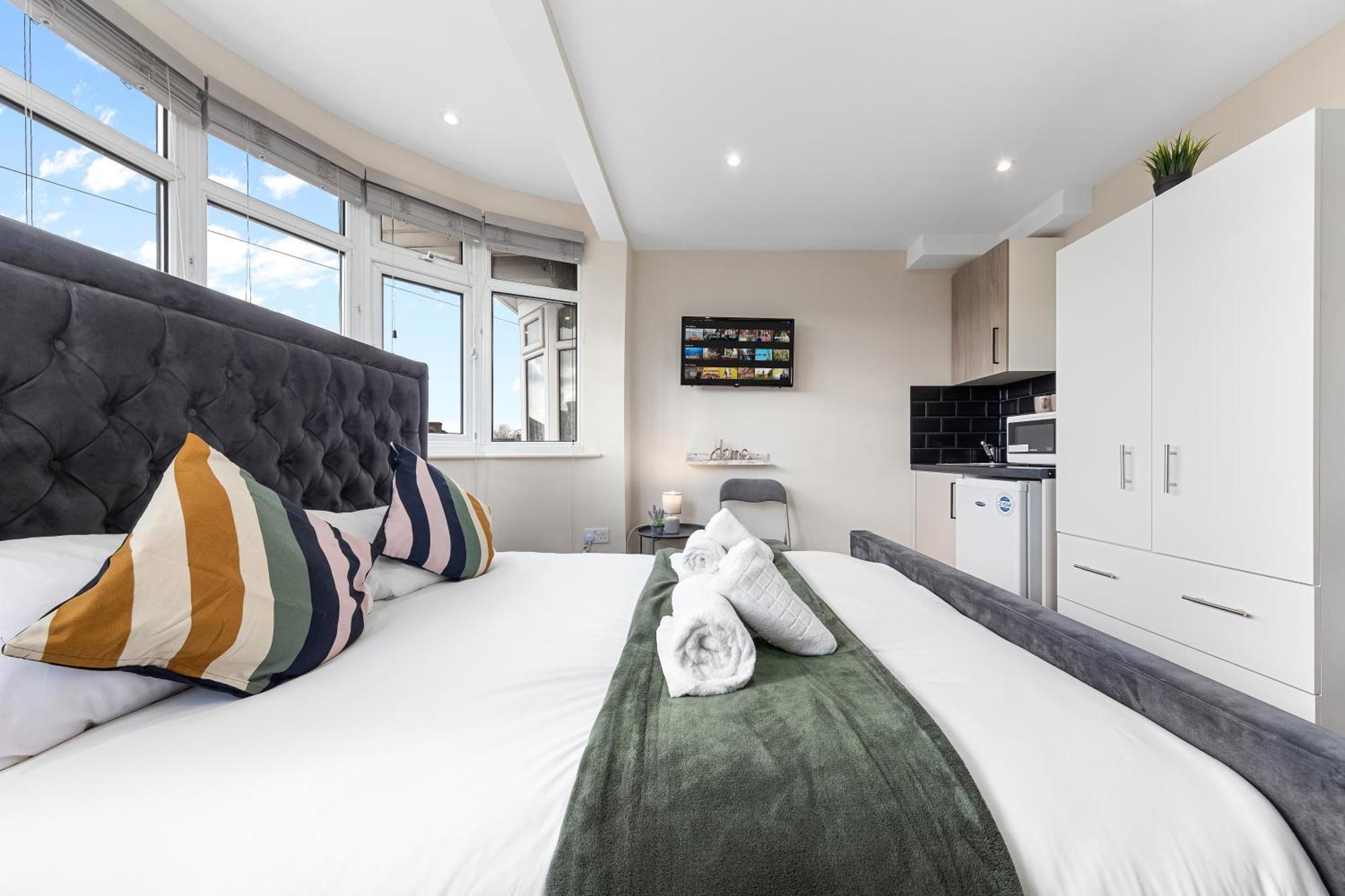 Serviced Ensuite Modern Studio - Sleeps 2 - Near Wembley Stadium - Good Transport Link To Central London - Harrow Ha3 Hatch End 외부 사진